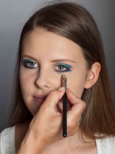 Farbiger Lidstrich für Mutige - Concealer auftragen 2 Farbiger Lidstrich für Mutige - Concealer auftragen 2