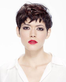 Pixie Cut mit dunkler Haarfarbe