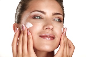 bigstock-Beautiful-Model-Applying-Cosme-51406906 by i-pag Kopie