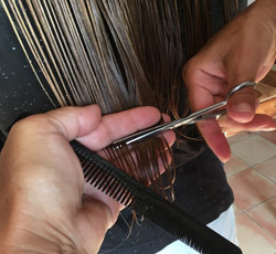 Haare selber schneiden mit gerader Kante zwischen Kamm und Mittelfinger