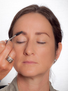 Jennifer Aniston Make up Look - Augenbrauen bürsten Jennifer Aniston Make up Look - Augenbrauen bürsten