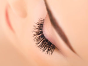 Dichte Wimpern und Wimpernwelle