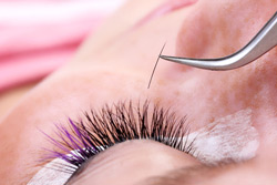 Permanente Wimpern applizieren